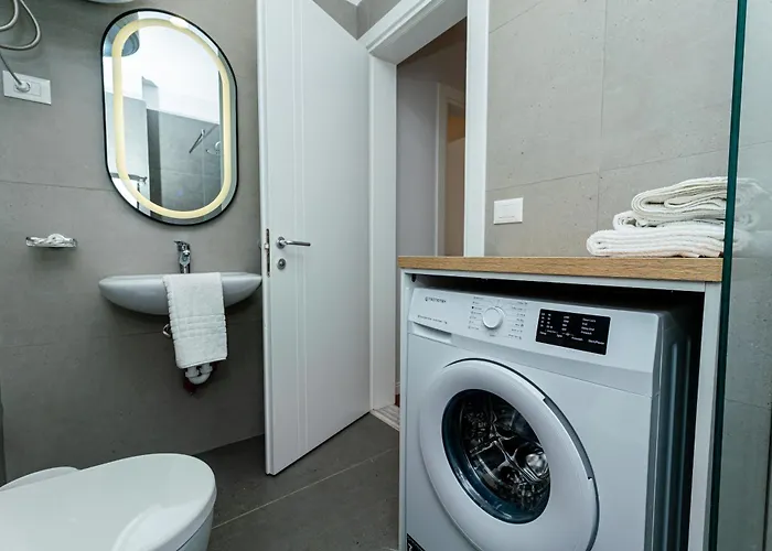 El Lux * Golem (Tirana)