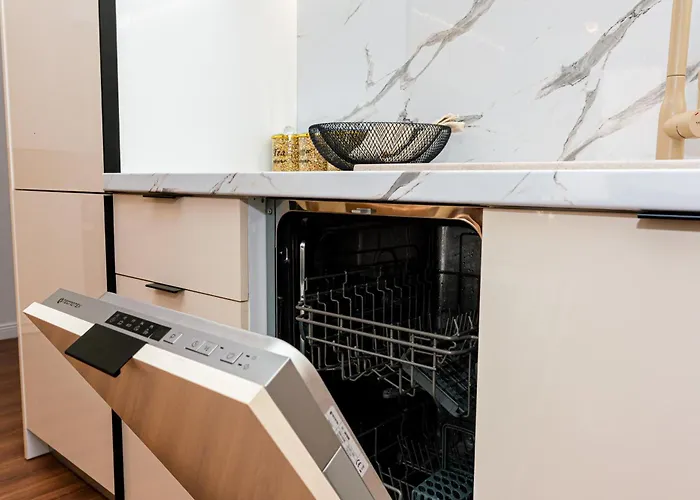 El Lux * Golem (Tirana)